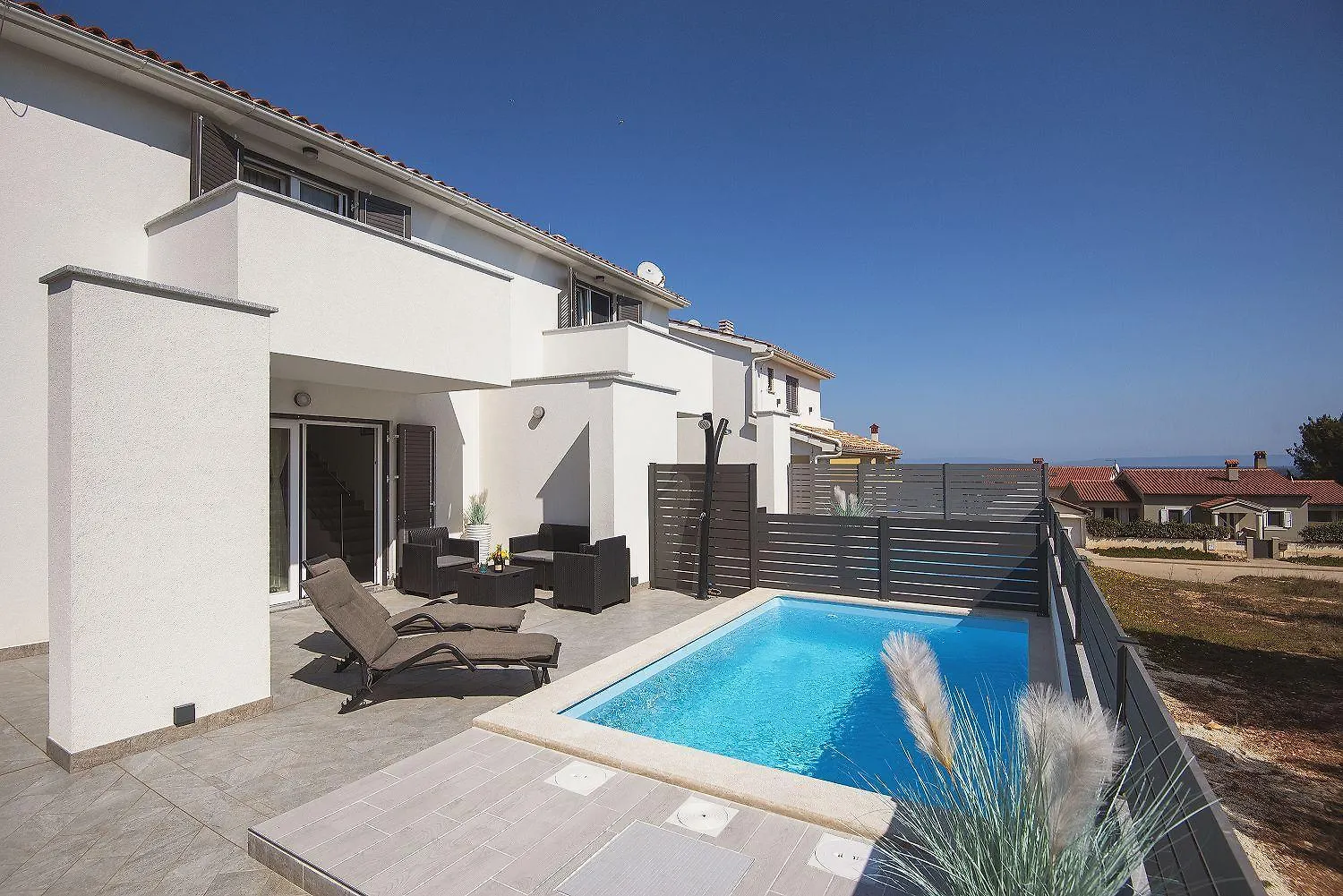 500 Meter Zum Strand Mit Privatpool, Meerblick, Wlan Liznjan